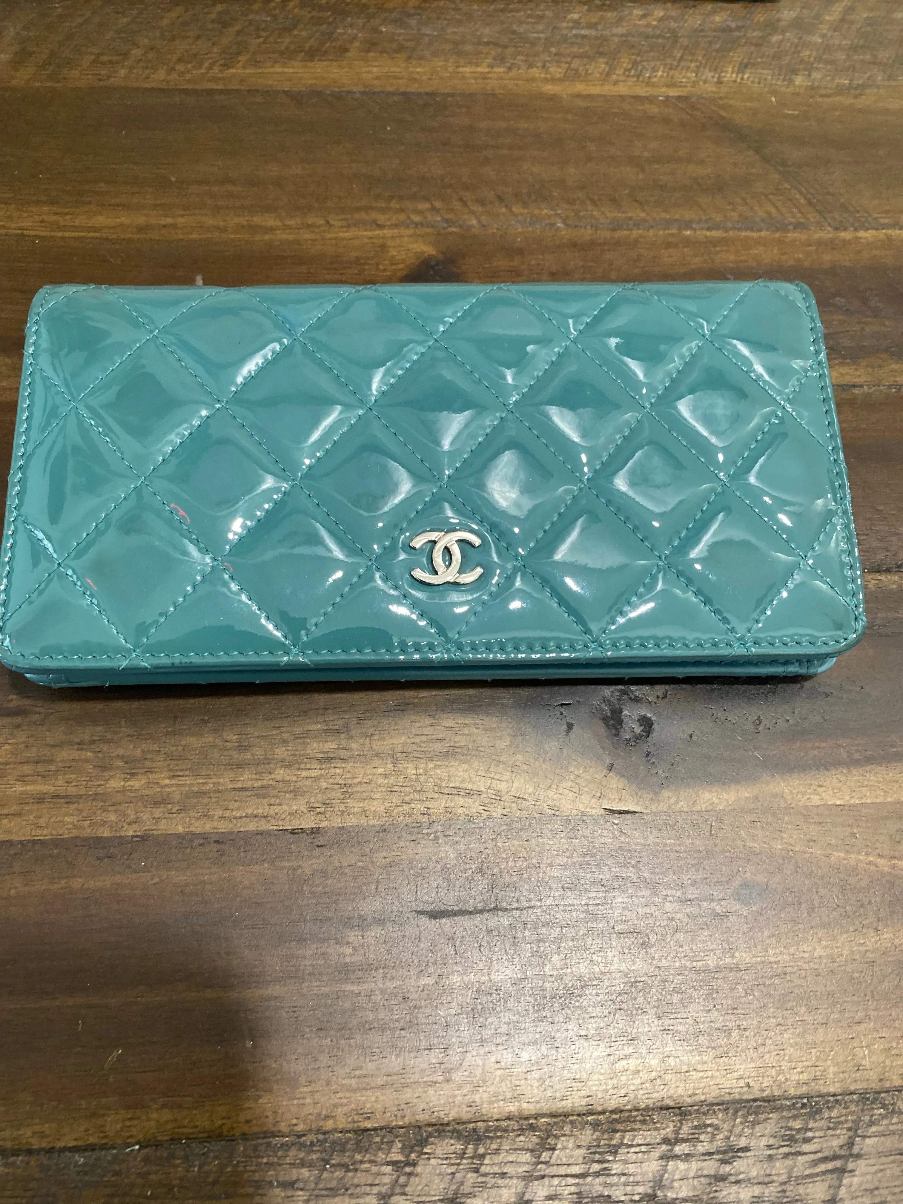 CHANEL CC QUILTED PATENT FOLD WALLET