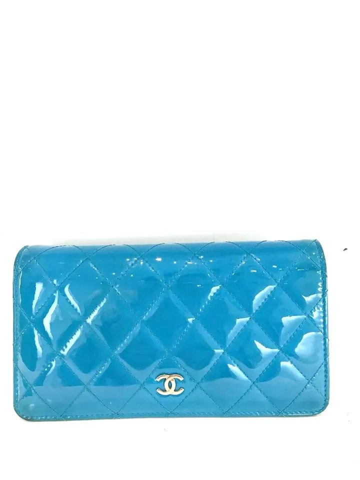 CHANEL CC QUILTED PATENT FOLD WALLET